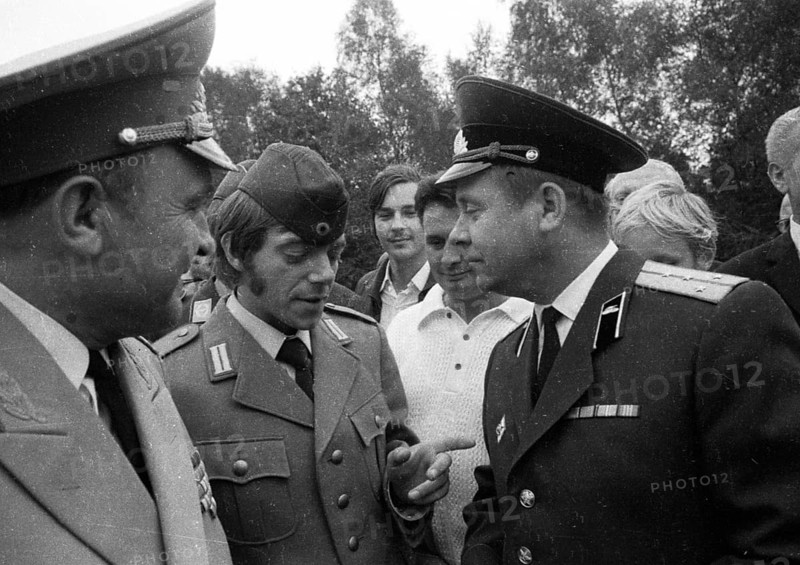 Leftists and the peace movement laid flowers for Stukenbrock at the graves of Soviet war victims of the Nazi regime as a sign of reconciliation here on 4. 9. 1971 in Stukenbrock near Bielefeld. Recruits of the German Armed Forces and officers of the Red Army