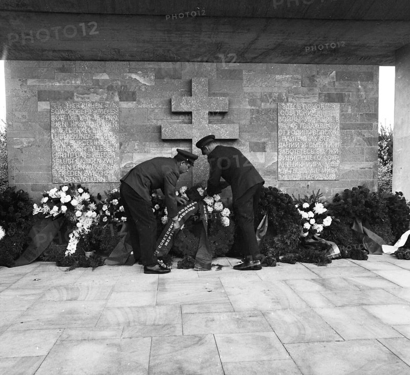 Soldiers and officers of the USSR Red Army were guests at the traditional tribute to soldiers killed in Nazi captivity at Blumen fuer Stukenbrock. Members of the Red Army