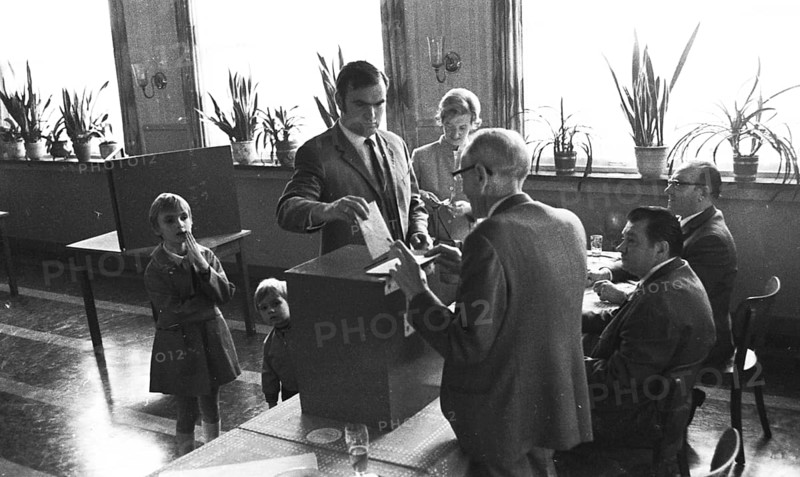 The 1969 federal election here on 28. 9. 1969 at a polling station in a district of Dortmund