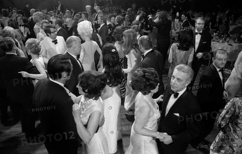 Banquet and ball at the Duesseldorf Hilton Hotel in 1966 accompanied by protest with reference to misery and terror in Brazil