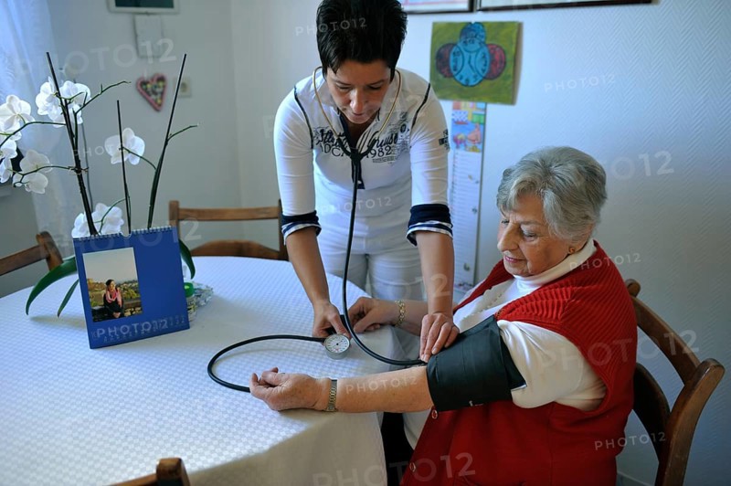 The visit of the doctor's assistant to the elderly or sick relieves the practice owner of routine tasks such as measuring blood pressure