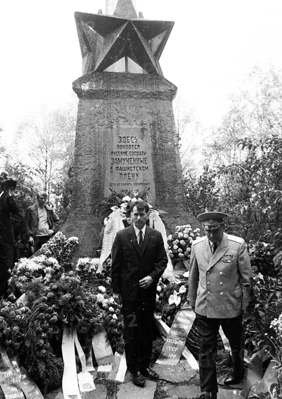 Left and peace movement committed flowers for Stukenbrock at the graves of Soviet war victims of the Nazi regime as a sign of reconciliation here on 4. 9. 1971 in Stukenbrock near Bielefeld