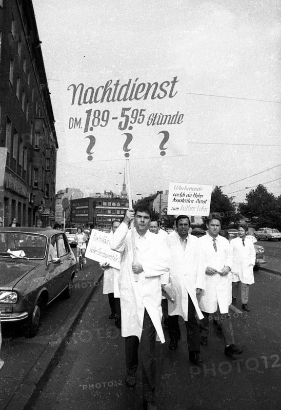 Hospital doctors demonstrated in Dortmund for higher salaries and against time overload in the service on 23 September 1971