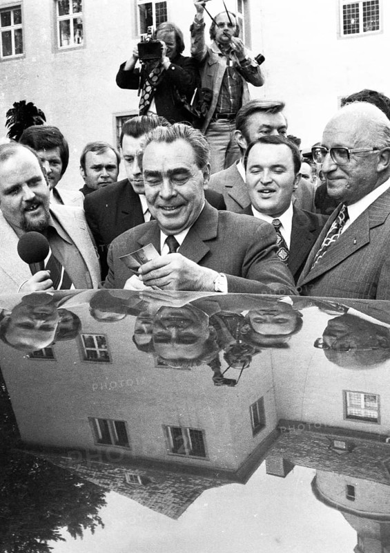 The visit of the Soviet Head of State and Party Leonid Brezhnev to Bonn from 18-22 May 1973 was a step towards easing tensions in East-West relations by Willy Brandt. Leonid Brezhnev at Gymnich Castle. with Heinz Kuehn