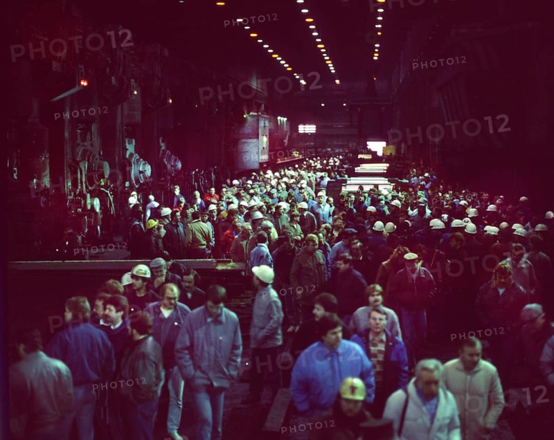 Du-Rheinhausen. Steelworkers of the Krupp steelworks fight for their jobs in 1987 and occupied the Rhine bridge