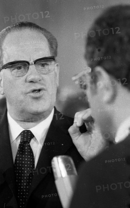 The Election Night 1969 on 28. 9. 1969 in Bonn . Journalists besiege SPD politician Herbert Wehner