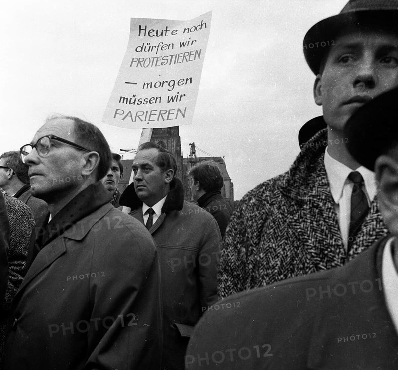The Congress Emergency of Democracy was a first significant manifestation of trade unions and other democratic forces against the emergency laws on 30. 10. 1966 at the Roemer in Frankfurt/M