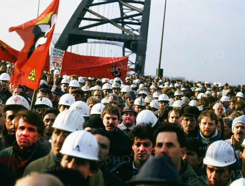 Du-Rheinhausen. Steelworkers of the Krupp steelworks fight for their jobs in 1987 and occupied the Rhine bridge