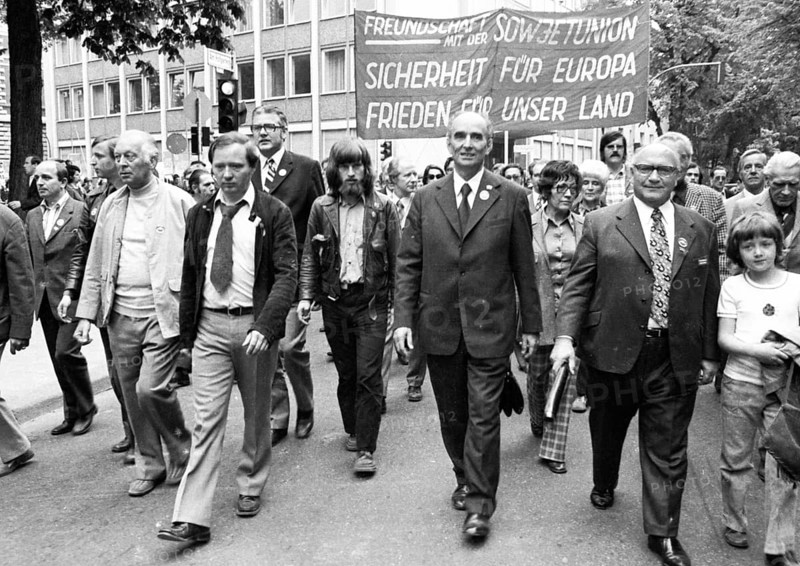 The visit of the Soviet head of state and party Leonid Brezhnev to Bonn from 18-22 May 1973 was a step towards easing tensions in the East-West relationship by Willy Brandt. Demo of friends and opponents of the visit. DKP demo pro Brezhnev