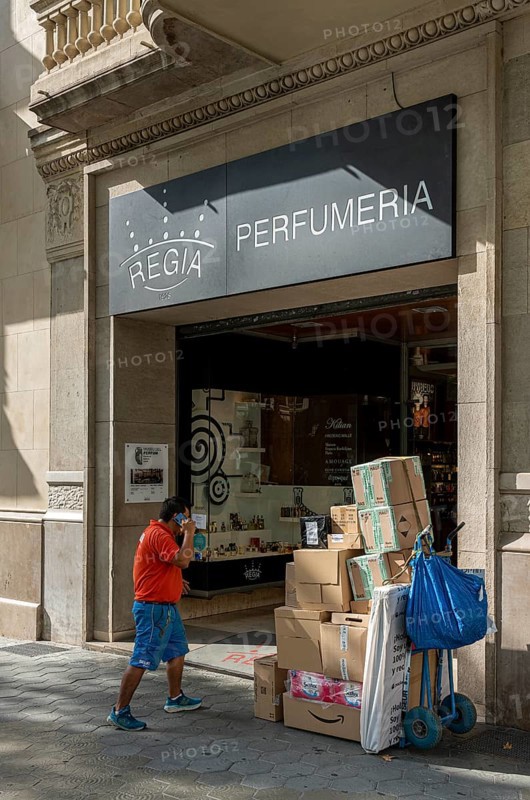 Parcel delivery on the boulevard Passeig de Gracia