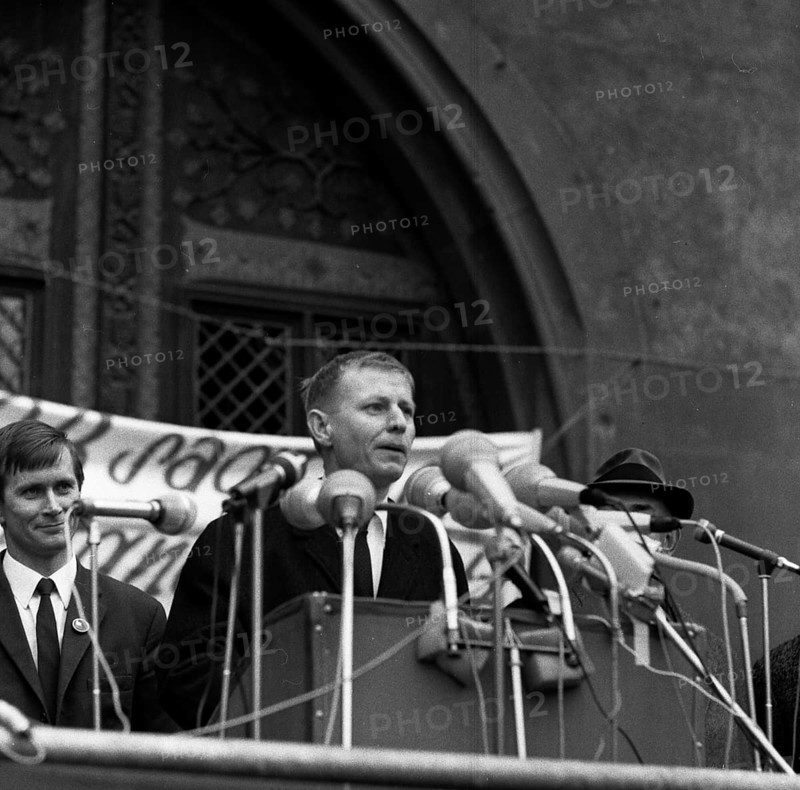 The Congress Emergency of Democracy was a first significant manifestation of the trade unions and other democratic forces against the emergency laws on 30 October 1966 at the Roemer in Frankfurt/Main. Hans-Magnus Enzensberger at the lectern
