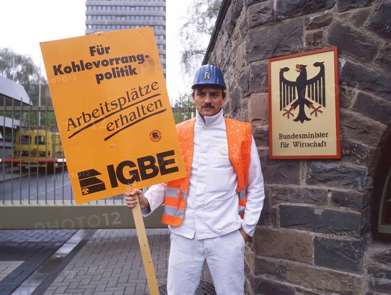 Bonn. Ruhr miners protest to save jobs in the coalfields 19. 4. 1989 around the Ministry of Economic Affairs