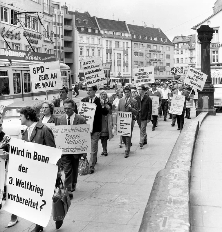 The peace movement demonstrated in Bonn on 16. 6. 1965 against the emergency laws and nuclear weapons