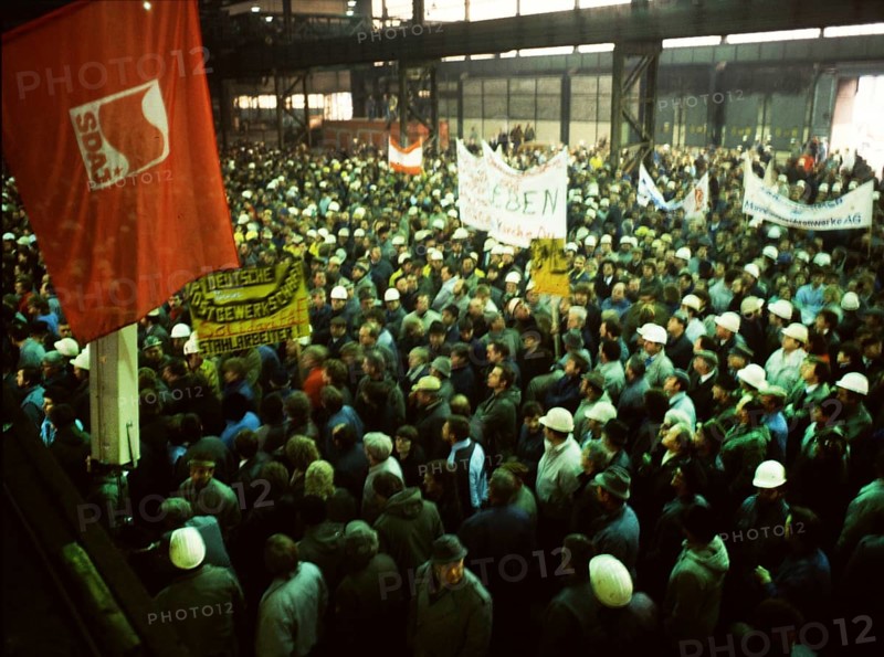 Du-Rheinhausen. Steelworkers of the Krupp steelworks fight for their jobs in 1987 and occupied the Rhine bridge