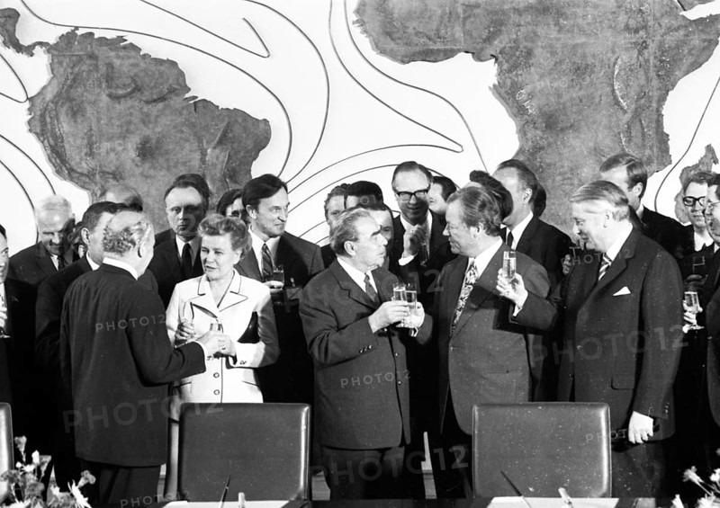 The visit of the Soviet Head of State and Party Leonid Brezhnev to Bonn from 18-22 May 1973 was a step towards easing tensions in the East-West relationship by Willy Brandt. Picture centre: Willy Brandt