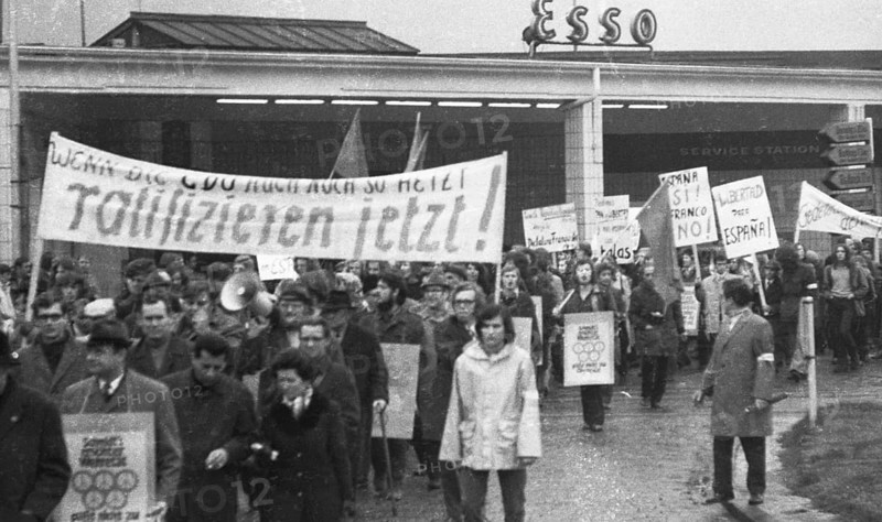 The peace movement's 1972 spring campaign addressed the public primarily with the demand for ratification of the Eastern treaties on 1. 4. 1972. Gelsenkirchen