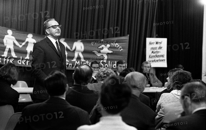 This meeting of affected tenants took a stand against usury in Duesseldorf