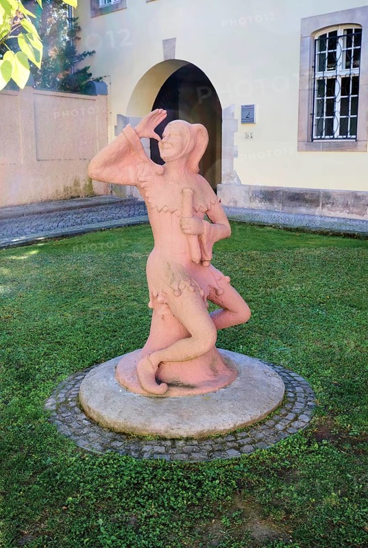 Stone figure of Till Eulenspiegel by Paul Boelecke at the Town Hall II