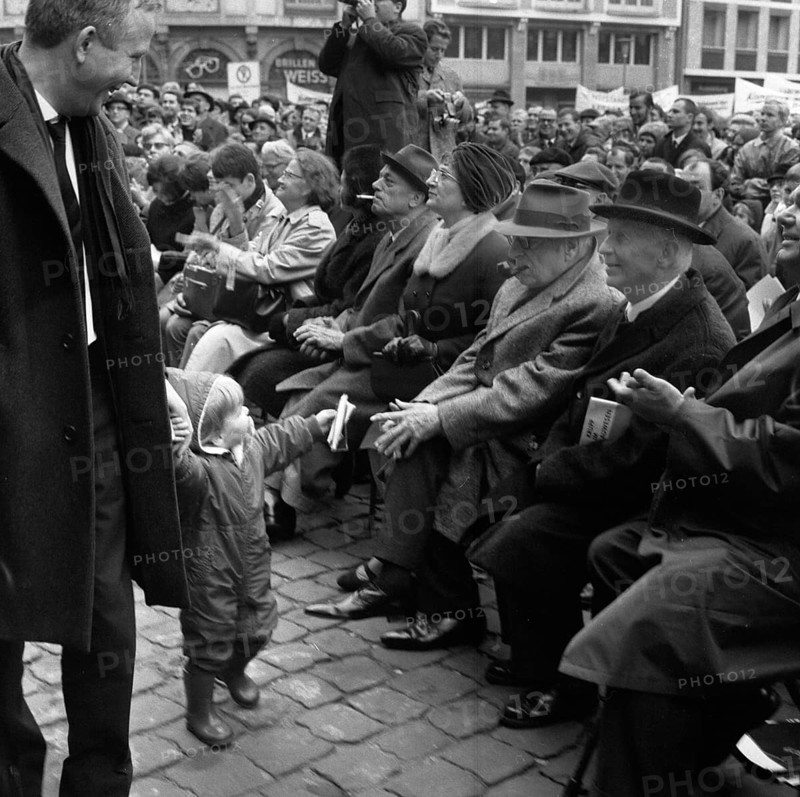 The Congress Emergency of Democracy was a first significant manifestation of trade unions and other democratic forces against the emergency laws on 30. 10. 1966 at the Roemer in Frankfurt/M