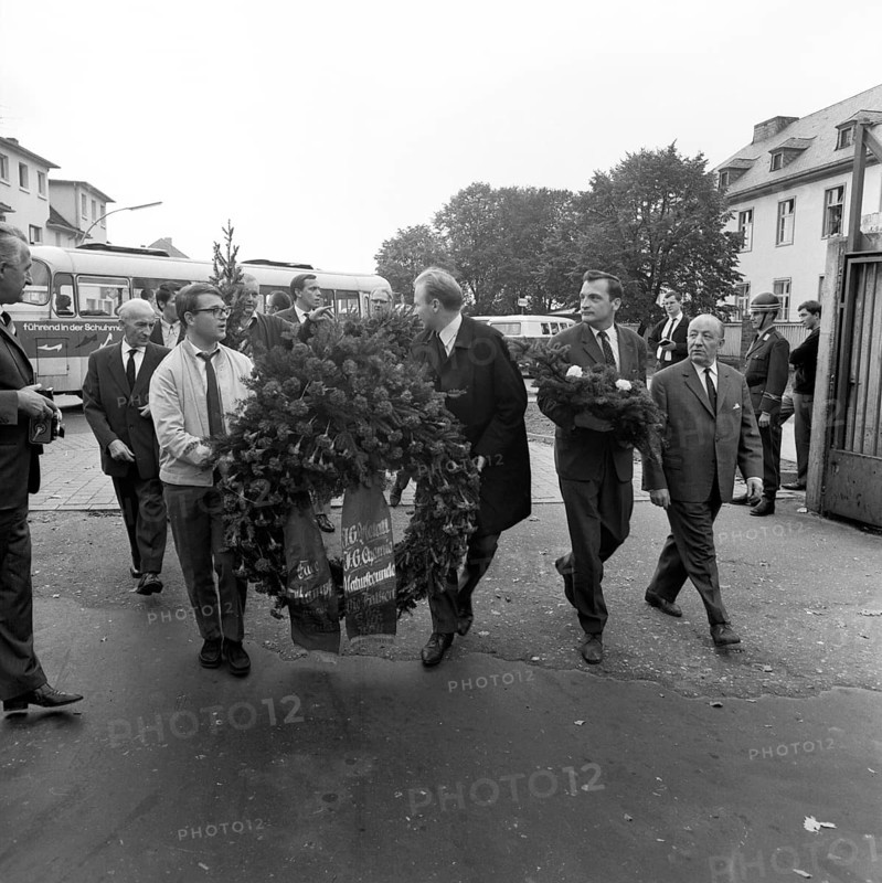 The shooting of Cologne sailors Max Reichspietsch and Albin Koebes on 5 September 1917 in Cologne-Wahn for mutiny prompted youth associations to protest and lay a wreath in commemoration after 50 years