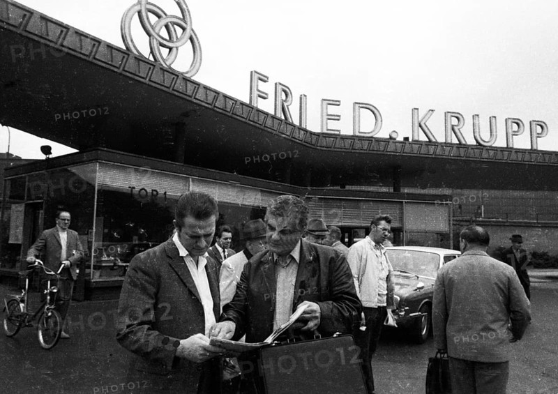 Shift change at Krupphuettenwerke AG on 14. 9. 1971 in Rheinhausen