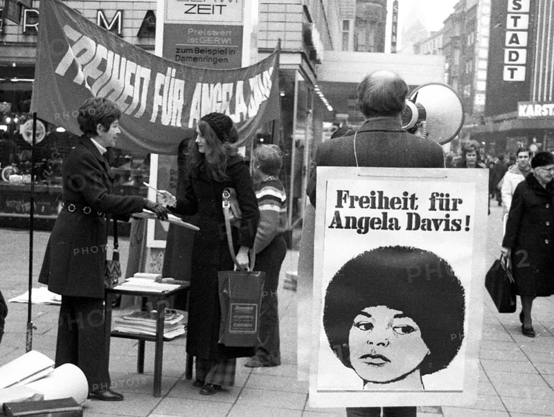 Collection of signatures and protest for the release of US-saenger Angela Davis on 22. 1. 1972 on the Dortmunder Westenhellweg