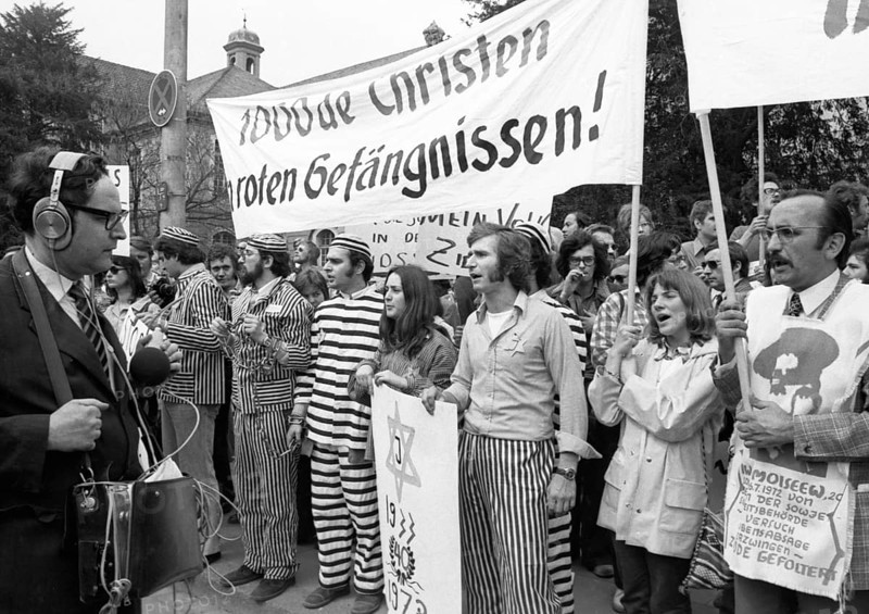 The visit of the Soviet head of state and party Leonid Brezhnev to Bonn from 18-22 May 1973 was a step towards easing tensions in the East-West relationship by Willy Brandt. Demo of friends and opponents of the visit. Contra demo