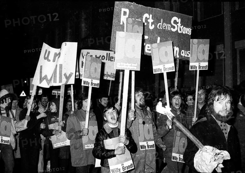 Supporters and friends of the SPD/FDP government coalition demonstrated in Bonn on 26 April 1972 with a torchlight march and rally in favour of the government and the ratification of the Eastern treaties