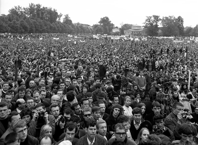 Many thousands of people gathered in Bonn on 11. 5. 1968 for the March on Bonn to protest against the emergency laws