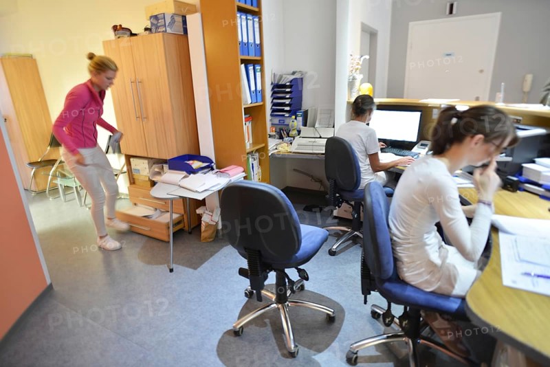 This internist in the centre of a larger city works mainly as a family doctor. The photo shows: The work of the team of medical assistants in the reception