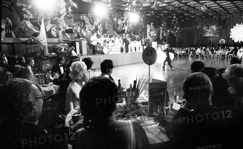 Banquet and ball at the Duesseldorf Hilton Hotel in 1966 accompanied by protest with reference to misery and terror in Brazil