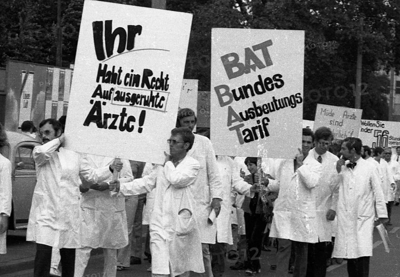Hospital doctors demonstrated in Dortmund for higher salaries and against time overload in the service on 23 September 1971
