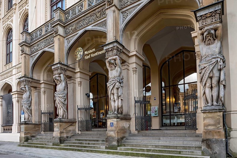 Portal and loggia with monumental atlases of the Museum Fuenf Kontinente