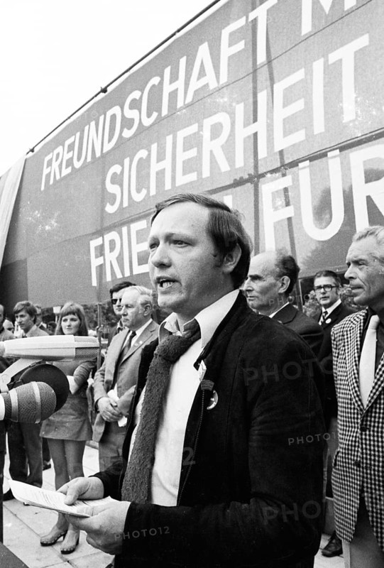 The visit of the Soviet head of state and party Leonid Brezhnev to Bonn from 18-22 May 1973 was a step towards easing tensions in the East-West relationship by Willy Brandt. Demo of friends and opponents of the visit. DKP demo pro Brezhnev