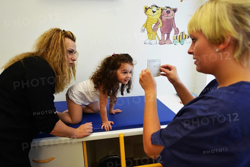 Regular examinations of children in different age groups are the standard in paediatric practices like here in a district of a big city. U7a examination of a girl