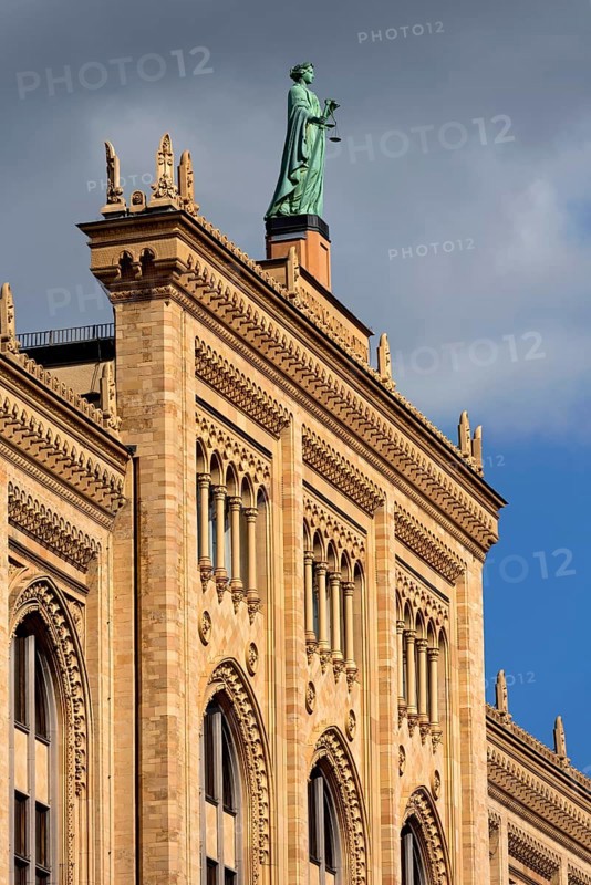 Gable with bronze statue of Justitia by Johann Halbig