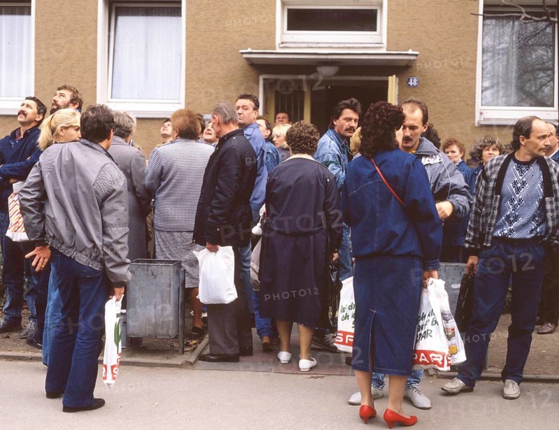 Gymnasium were also used. Immigrants and foreign refugees in North Rhine-Westphalia on 28. 10. 1988 in Unna-Massen. Since the sleeping accommodations were not sufficient