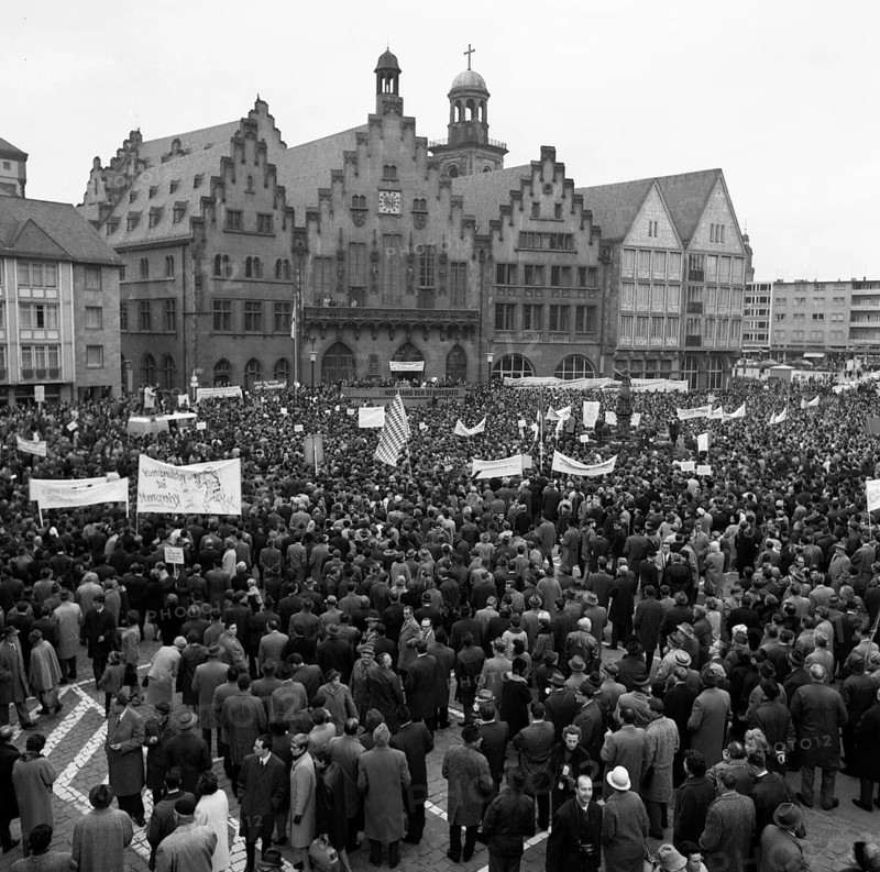 The Congress Emergency of Democracy was a first significant manifestation of trade unions and other democratic forces against the emergency laws on 30. 10. 1966 at the Roemer in Frankfurt/M