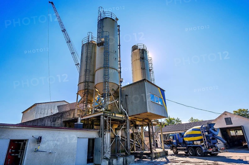 Steel silos and shovel crane