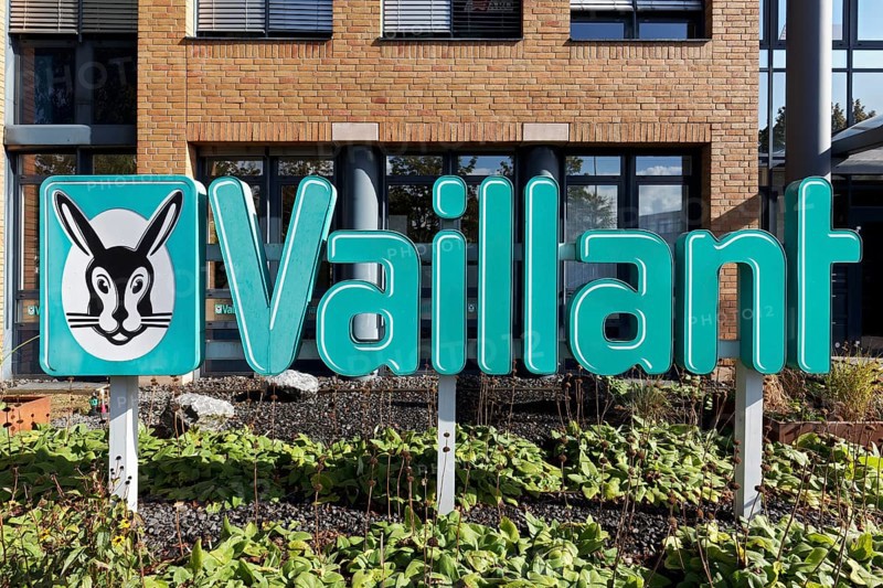 Vaillant logo with hare in front of building