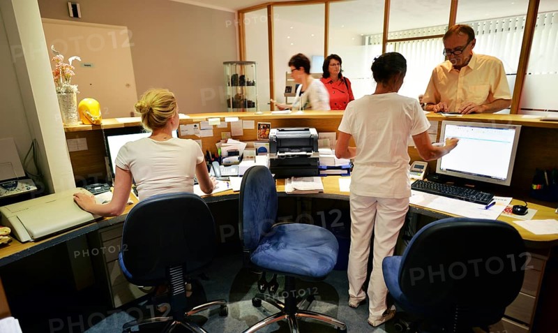 This internist in the centre of a larger city works mainly as a family doctor. The photo shows: The work of the team of medical assistants in the reception