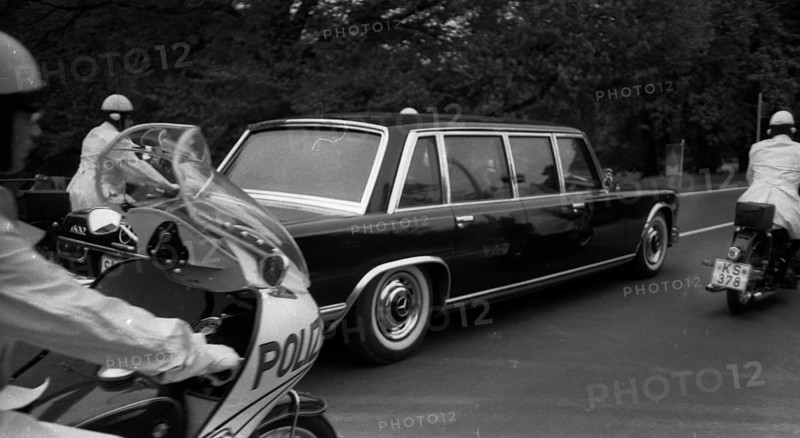 The second meeting of Chancellor Willy Brandt with GDR MP Willi Stoph on 21 May 1971 in Kassel was accompanied by a large number of statements for and against the Brandt government's policy of detente. Chancellor Car