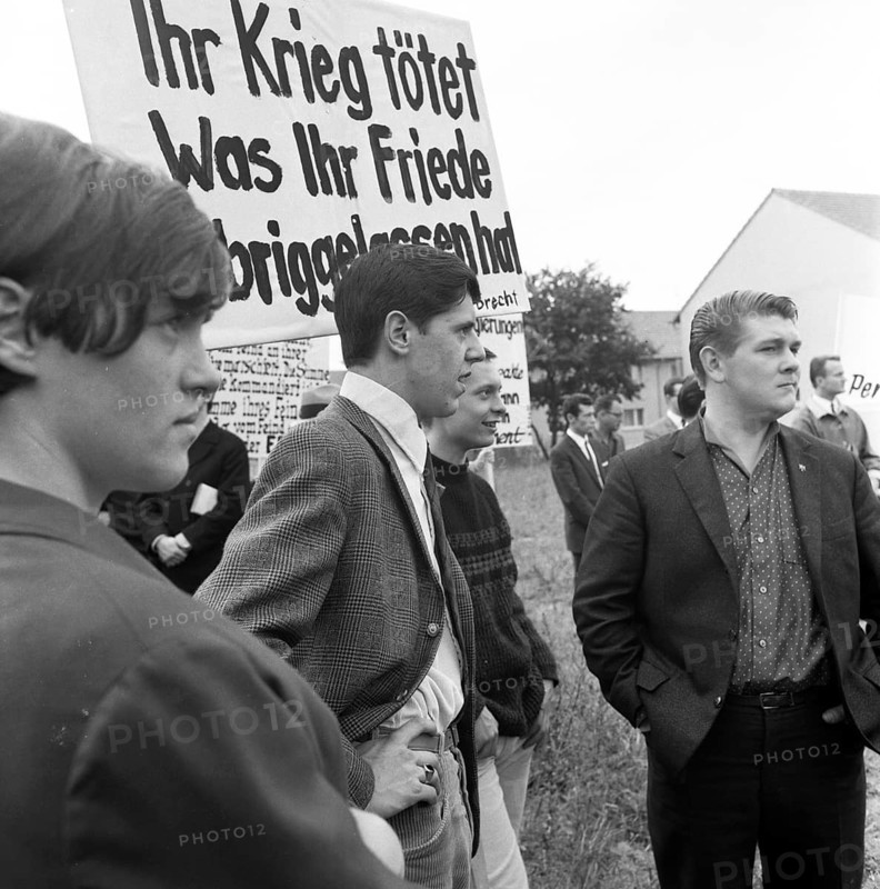 The shooting of Cologne sailors Max Reichspietsch and Albin Koebes on 5 September 1917 in Cologne-Wahn for mutiny prompted youth associations to protest and lay a wreath in commemoration after 50 years