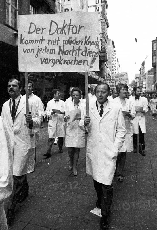 Hospital doctors demonstrated in Dortmund for higher salaries and against time overload in the service on 23 September 1971