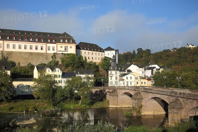 Castle and historic Old Lahn Bridge