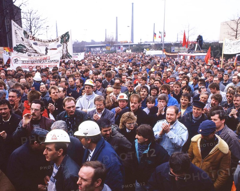 Du-Rheinhausen. Steelworkers of the Krupp steelworks fight for their jobs in 1987 and occupied the Rhine bridge