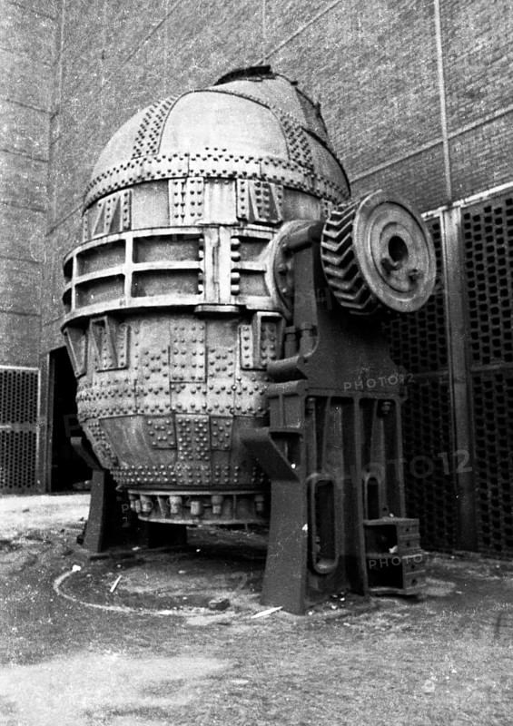 The Oxygen steelworks Phoenix of Hoesch AG on 25. 7. 1973 produced steel. Today the former steelworks is an amusement park on Lake Phoenix in Dortmund-Hoerde. Former Dirt Slinger: Thomasbirne