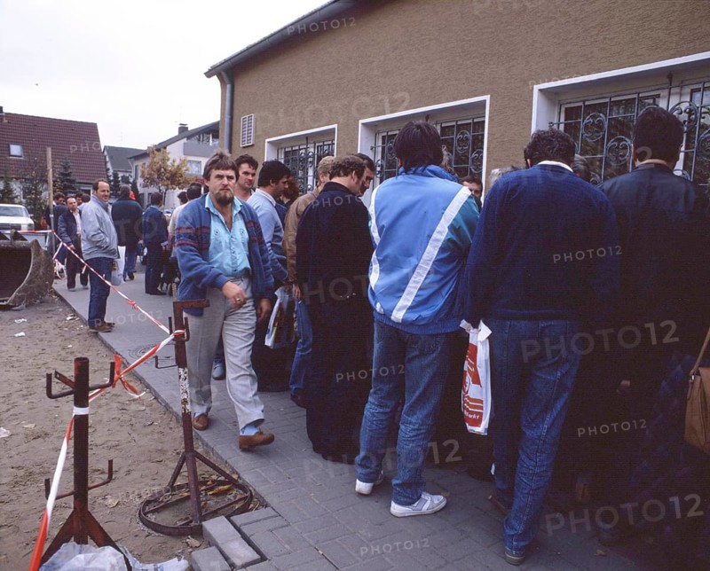 Gymnasium were also used. Immigrants and foreign refugees in North Rhine-Westphalia on 28. 10. 1988 in Unna-Massen. Since the sleeping accommodations were not sufficient