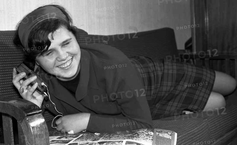 Amusement of the youth in the Ruhr area in 1965. With portable mini transistor radio recorder