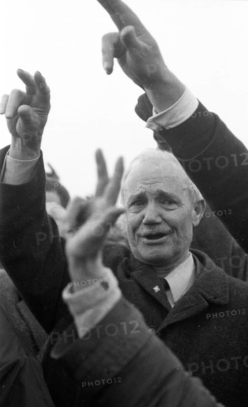 The right-wing radical action Resistance of the NPD was a nationwide response to Willy Brandt's policy of understanding with the East in 1970. These generated a sometimes furious reaction from left-wing parties and groups at the Au appearances of old and neo-Nazis. Neo-Nazis raise their hand with three fingers as identification and substitute for Hitler salute